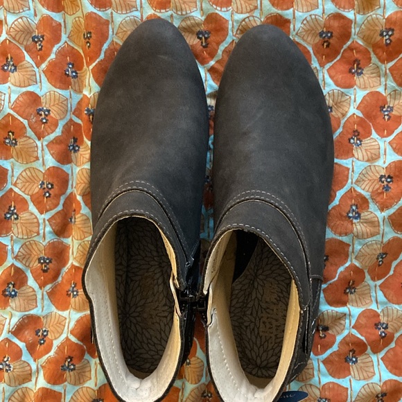 NWT gray JBU booties, size 7.5, vegan leather. Comfortable and stylish. - Picture 9 of 13